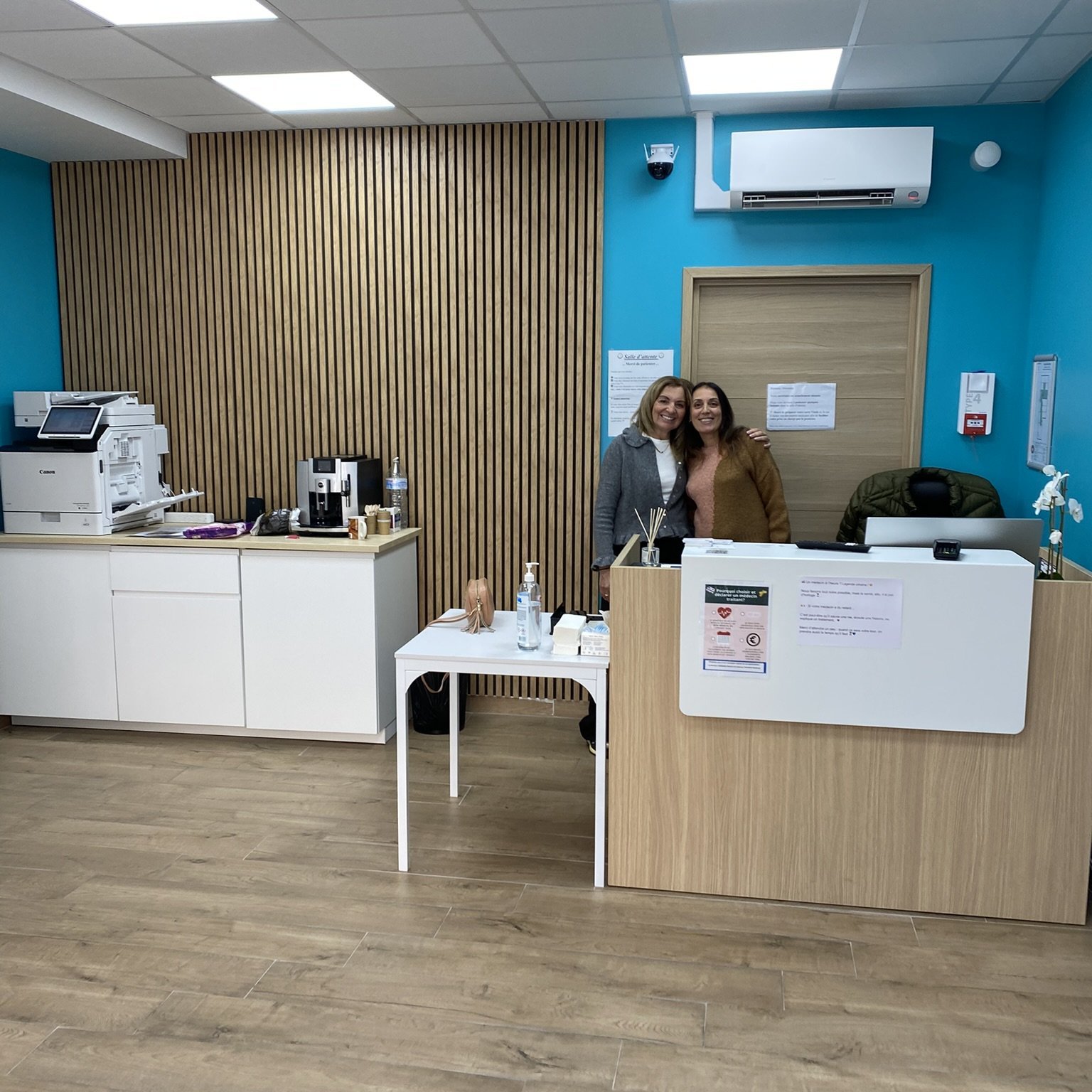 Salle d'attente moderne et confortable